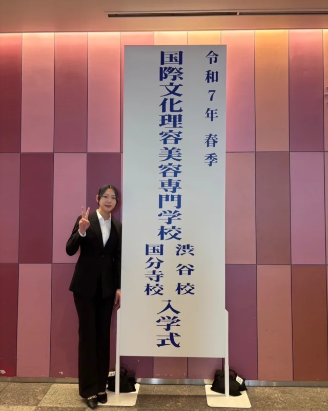 少し前ですが😨
いつもの時差投稿ですみません🙇🏻‍♀️🙇🏻‍♀️🙇🏻‍♀️

Akinoちゃんからも入学式の報告もらいました😄

たくさんの学生が留学でいろいろ変わる事ができますが…😳😳

Akinoちゃんはも留学で変われた学生の1人🤩

人の目を気にしたり👀
自分に自信がなかったり😔
自分の気持ちをなかなか言えなかったり😣

それが就学しているうちに🇨🇦

前向きに物事を捉えて
人の目を気にせず😝
意見を言えるようになりました😊

自分の好きな美容への道に進んだAkinoちゃんは、きっとこれからも大丈夫🙆‍♀️

応援してますよー📣

#自分が変われるタイミング
#留学で変われた
#カナダ
#カナダ生活 
#留学に行こう
#留学行きたい
#ホストファミリー
#カナダ留学 
#バンクーバー留学
#バンクーバー語学学校
#語学留学
#高校留学
#カナダ高校留学 
#カナダ高校卒業留学
#カナダで高校卒業
#学生がオフィスにいるよ
#高校野球留学
#カレッジ留学
#カナダカレッジ留学
#カナダ野球留学 
#カナダで野球
#スポーツ留学 
#カナダ研修プログラム
#通信制高校 
#ホームステイ生活 
#留学サポートエージェント 
#カナダ現地留学エージェント 
#カナダ現地サポート 
#カナダ留学サポート
#spacecanadainternationalstudies