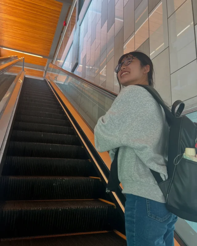 Kan君をバスまで送ったあと🚌

海外のカレッジ進学に興味があるNanちゃんと🏫
ダグラスカレッジに行ってきました☺️

ダグラスカレッジは駅からは🚉登り坂🧗‍♀️

荷物の重いNanちゃんは
「小学校時代を思い出す…」と
ランリュック🎒の話しをしながら一緒に登りました😅

カレッジの中入って階段多いんですよね😨😨

2人でマジで疲れました😓😓😓

でもカナダカレッジの中見れてよかったです😊

@douglascollege 
#カレッジの中
#最後の登り坂
#マジで疲れました

#カナダ
#カナダ生活 
#留学に行こう
#留学行きたい
#ホストファミリー
#カナダ留学 
#バンクーバー留学
#バンクーバー語学学校
#語学留学
#高校留学
#カナダ高校留学 
#カナダ高校卒業留学
#カナダで高校卒業
#学生がオフィスにいるよ
#高校野球留学
#カレッジ留学
#カナダカレッジ留学
#カナダ野球留学 
#スポーツ留学 
#カナダ研修プログラム
#通信制高校 
#ホームステイ生活 
#留学サポートエージェント 
#カナダ現地留学エージェント 
#カナダ現地サポート 
#カナダ留学サポート