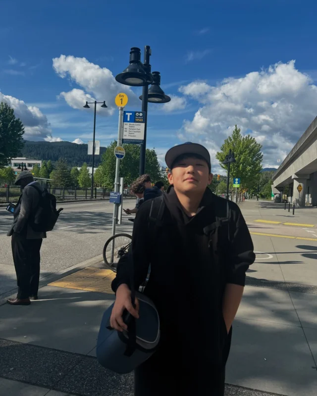 もうすぐカナダに来て２カ月になろうとするKan君🇨🇦

実は毎日の通学はホストママと車でトレインの駅まで一緒🚗🚙🚗

なので今日が初めてのバス🚌

Nanちゃんと一緒にバス乗るところまで送って行きました🙄

バスに乗せてから気づいた
降りる時のピンポン🔆🔅🔆

大急ぎでメッセージ送ったら📲

「隣りの人が教えてくれましたぁ😁」
だそうです

無事にお家にも帰宅できました🏡

今後は自分でジム行ったりできますますねー

#カナダの通学事情
#バスに初めて乗りました
#ホストママが優しすぎる
#カナダ
#カナダ生活 
#留学に行こう
#留学行きたい
#ホストファミリー
#カナダ留学 
#バンクーバー留学
#バンクーバー語学学校
#語学留学
#高校留学
#カナダ高校留学 
#カナダ高校卒業留学
#カナダで高校卒業
#学生がオフィスにいるよ
#高校野球留学
#カレッジ留学
#カナダカレッジ留学
#カナダ野球留学 
#カナダで野球
#スポーツ留学 
#カナダ研修プログラム
#通信制高校 
#ホームステイ生活 
#留学サポートエージェント 
#カナダ現地留学エージェント 
#カナダ現地サポート 
#カナダ留学サポート