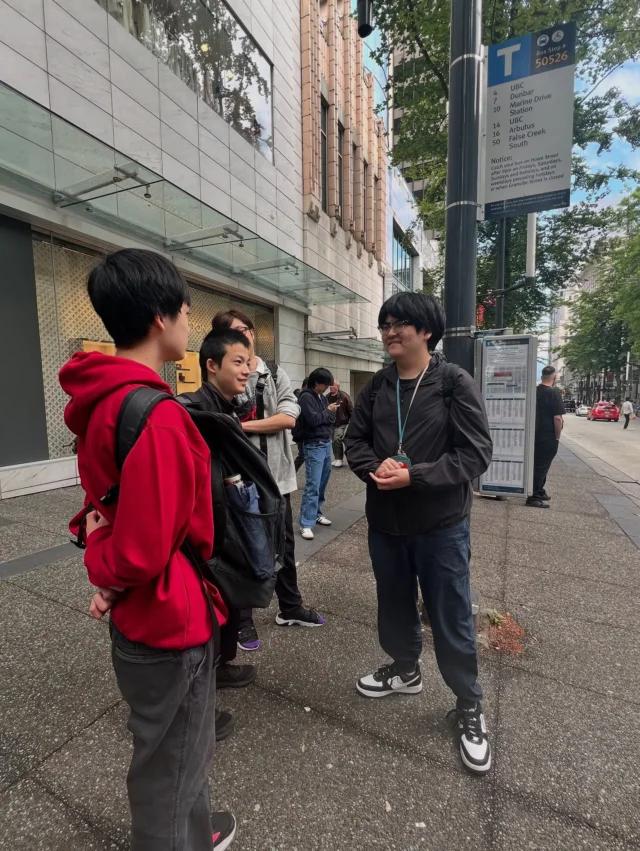 今日のお出かけはグランビルアイランド🤩

まずはバスで向かいます🚌🚌🚌

グランビルアイランドは前まではエミリーカー美術大学があり、アーティストが集っていました🧑‍🎨🧑‍🎨🧑‍🎨

大学は移転してしまいましたが、たくさんのアートのお店があります🖼️🎨🎭

マーケットでランチを購入してお外のベンチで🍕🌭🌮

ここの鳥たちは人が食べているものを常に狙っているので要注意‼️

帰りは小さなフェリーで移動して違う景色も楽しみました😊

@npo_kousotsushienkai 
#グランビルアイランド
#みんなでランチ
#カナダ
#カナダ生活 
#留学に行こう
#留学行きたい
#ホストファミリー
#カナダ留学 
#バンクーバー語学学校
#語学留学
#高校留学
#カナダ高校留学 
#カナダ高校卒業留学
#カナダで高校卒業
#学生がオフィスにいるよ
#カナダカレッジ留学
#カナダ野球留学 
#カナダで野球
#スポーツ留学 
#カナダ研修プログラム
#通信制高校 
#ホームステイ生活 
#留学サポートエージェント 
#カナダ現地留学エージェント 
#カナダ現地サポート 
#カナダ留学サポート
#spacecanadainternationalstudies