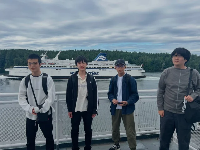 ビクトリアアイランドへデートリップに行ってきました😊

車で移動🚗
フェリーに乗り⛴️
バスに乗り🚌

まずはTerryFoxがスタートした地点でもあるMileZero🤩

JamesBeach散策では、たくさんの貝や微生物🦠🐚を見つけたり
(実際ここが1番楽しそうでしたけどね😁😁😁)

その後はFisherman’sWharf でランチ🥯🍕🥪🫔

州議事堂の見学して、少しお買い物の自由行動🌟

帰りのフェリーに向かうバスの中ではもうみんな爆睡😴😴😴😴😴

帰りのフェリーが恒例のカードゲーム♦️♣️♥️♠️
今年はシンプルなババ(ジジ)抜き🃏🃏

綺麗な夕日☀️を見ながら帰りました😊

@npo_kousotsushienkai 
#ビクトリアトリップ
#楽しかったね
#たくさん歩きました
#カナダ
#カナダ生活 
#留学に行こう
#留学行きたい
#ホストファミリー
#カナダ留学 
#バンクーバー語学学校
#語学留学
#高校留学
#カナダ高校留学 
#カナダ高校卒業留学
#カナダで高校卒業
#学生がオフィスにいるよ
#カナダカレッジ留学
#カナダ野球留学 
#カナダで野球
#スポーツ留学 
#カナダ研修プログラム
#通信制高校 
#ホームステイ生活 
#留学サポートエージェント 
#カナダ現地留学エージェント 
#カナダ現地サポート 
#カナダ留学サポート
#spacecanadainternationalstudies